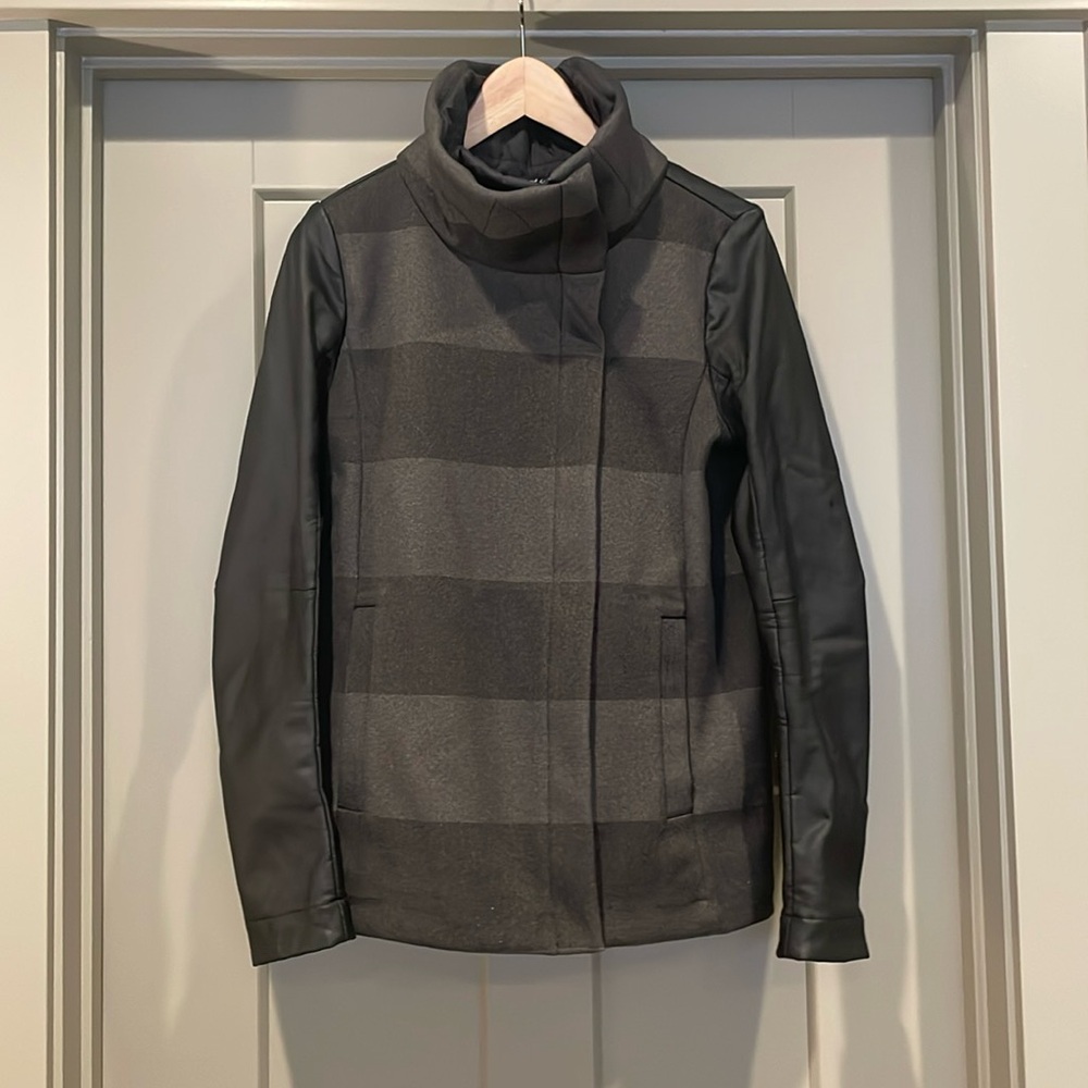 Lululemon Women’s Jacket (Size 6)